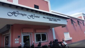 Un bâtiment sur lequel on peut lire l’inscription suivante : « Harrington Hundreds, épicerie spécialisée offrant une gamme complète de produits, ainsi que des vins et spiritueux ».