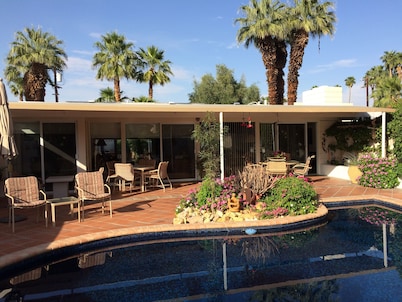 Location, location, location! El Paseo Jewel in the desert
