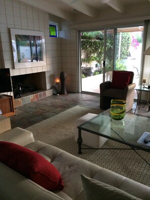TV, fireplace, books, music library - Location, location, location! El Paseo Jewel in the desert (Palm Desert)