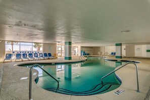 Una piscina cubierta