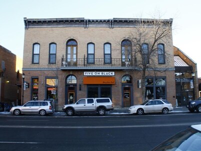 Cozy home in historic Downtown Bozeman w/great location - Gracious Urban Abode on Main Street!