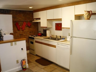 Cozy home in historic Downtown Bozeman w/great location - Gracious Urban Abode on Main Street!