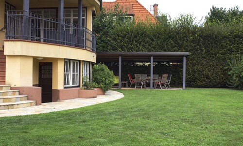 Stylish Home with Private Garden & parking