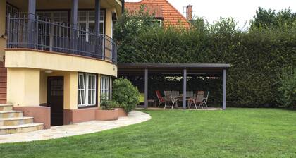 Stylish Home with Private Garden & parking