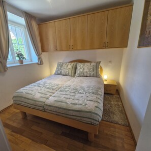 2 habitaciones, escritorio, tabla de planchar con plancha y wifi gratis 