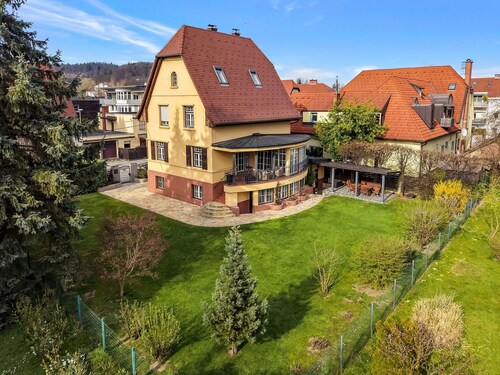 Stylish Home with Private Garden & parking