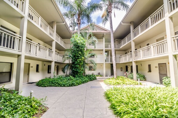 Exterior - Beautiful Corner Unit, great views from private lanai & access to Private Beach (Bonita Springs)