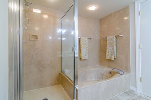 Ensemble douche/baignoire, sèche-cheveux, serviettes fournies, savon