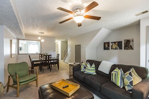 TV - The Cozy Downtown Townhouse (Lexington)