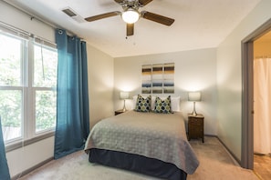 2 bedrooms, iron/ironing board, WiFi, bed sheets - The Cozy Downtown Townhouse (Lexington)