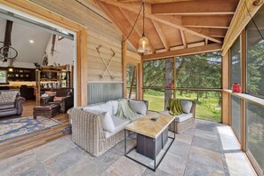 Smart TV, fireplace, ping pong, books - Spencer Mountain Cabin, hiking, biking, skiing, swimming, fishing (Whitefish)