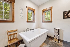 Combined shower/bathtub, hair dryer, heated floors, towels