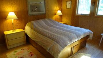 2 bedrooms, travel crib, bed sheets
