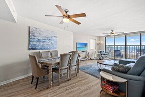 Una televisión, un reproductor de DVD