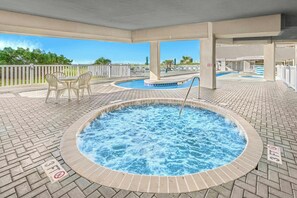 Una piscina cubierta