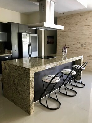 Jääkaappi, mikroaaltouuni, uuni, liesi