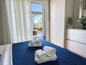 1 bedroom, soundproofing, iron/ironing board, free WiFi - Deluxe beach suite with hot tub, 2 minutes away from the beach (Split)