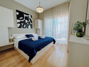 1 habitación, insonorización y tabla de planchar con plancha