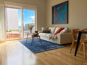 Smart TV - Deluxe beach suite with hot tub, 2 minutes away from the beach (Split)