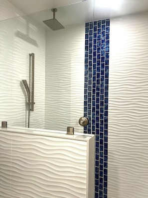 Badewanne, Haartrockner, Handtücher