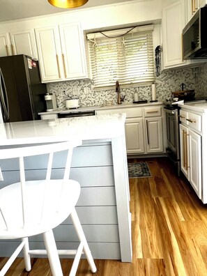 Jääkaappi, mikroaaltouuni, uuni, liesi