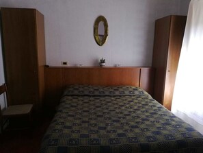 Blackout curtains, free cots/infant beds, free WiFi, bed sheets