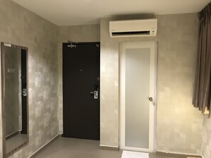Deluxe Double Room | Bathroom | Shower, free toiletries, hair dryer, towels - Victory Hotel (Johor Bahru)