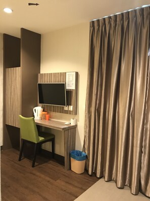 Deluxe Double Room | Desk, iron/ironing board, free WiFi - Victory Hotel (Johor Bahru)