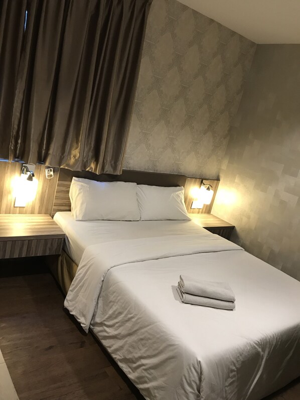 Escritorio, tabla de planchar con plancha y wifi gratis 