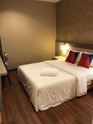 Escritorio, tabla de planchar con plancha y wifi gratis 