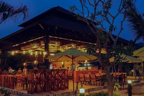 아침 식사, 점심 식사, 저녁 식사 제공, 현지 및 세계 요리