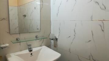 Deluxe driepersoonskamer | Badkamer | Een douche