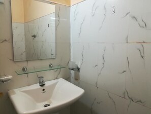 Phòng 3 Deluxe | Phòng tắm | Buồng tắm vòi sen 