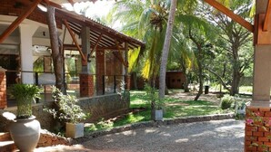 Property entrance - Hotel Araliya (Kekirawa)
