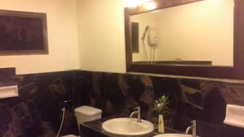 Bungalow tiện nghi đơn giản | Phòng tắm | Buồng tắm vòi sen, đồ dùng nhà tắm miễn phí, khăn tắm