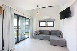 Villa Deluxe, 1 habitación | Zona de estar | Una televisión de pantalla plana