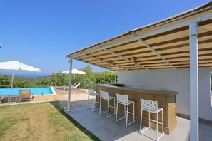 Bar junto a la piscina