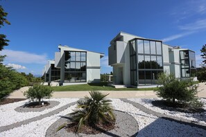 Exterior - Blue Avenue (Kassandra)