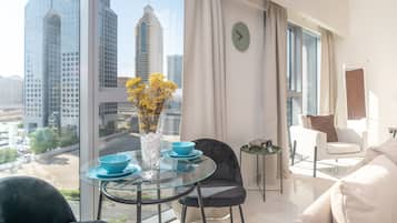 Apartamento premium | Área de estar | TV de tela plana