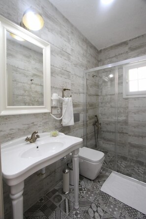 Dusche, kostenlose Toilettenartikel, Haartrockner, Hausschuhe