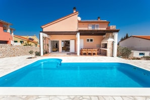 Una piscina al aire libre, una piscina climatizada