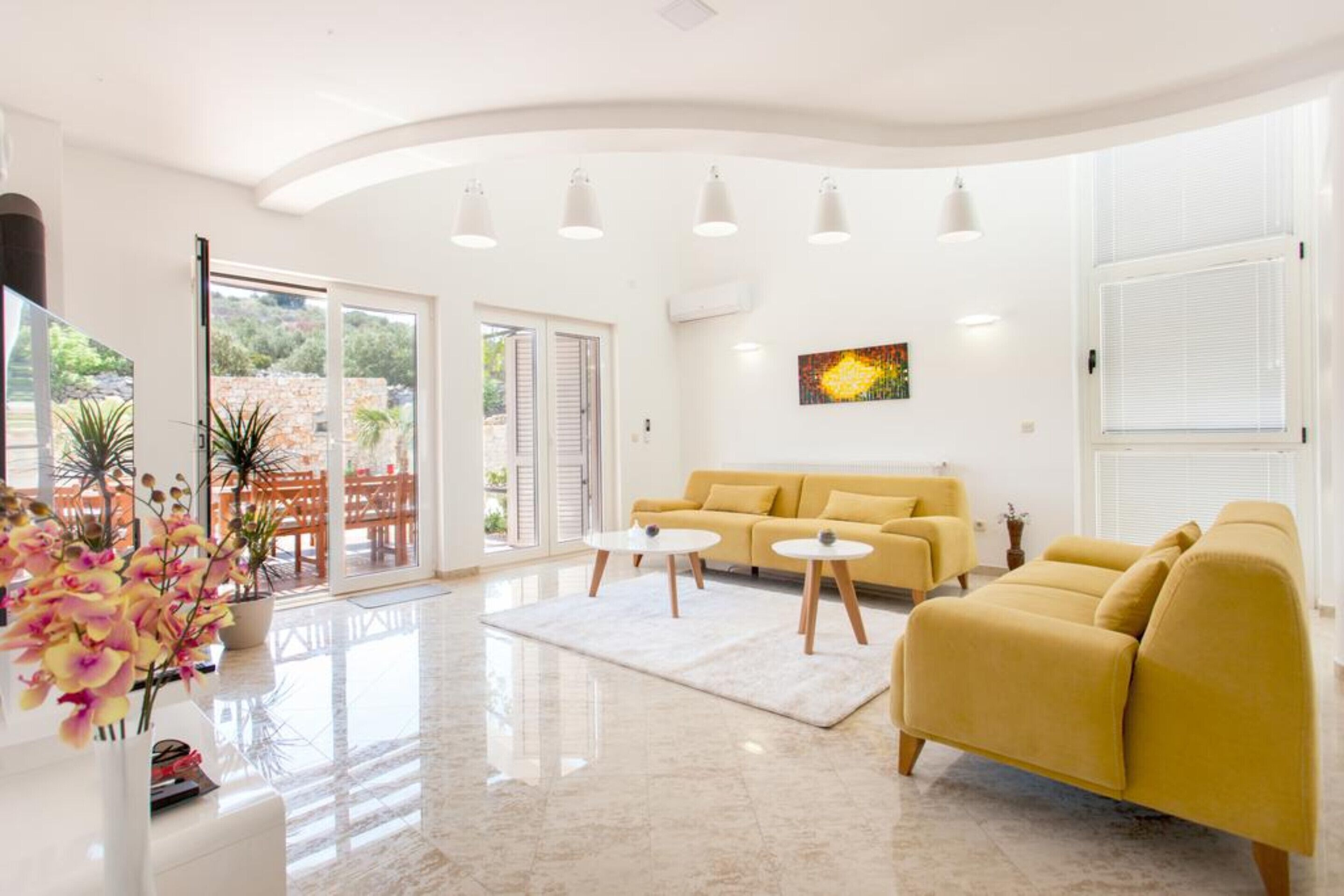 Een flatscreentelevisie, een open haard en tafelvoetbal