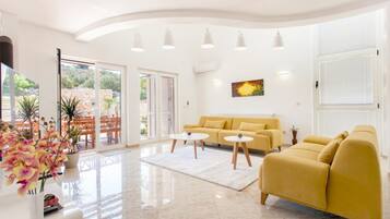 Flat-screen TV, fireplace, foosball, table tennis