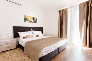 4 dormitorios, caja fuerte, tabla de planchar con plancha y wifi