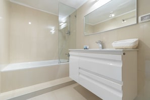 Deluxe Duplex, 2 Bedrooms | Bathroom | Deep soaking tub, rainfall showerhead, free toiletries, hair dryer