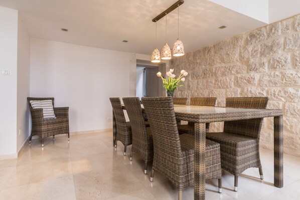 Deluxe Duplex, 2 Bedrooms | In-room dining - RENTAL ISRAEL- Modern aprt near Mamilla (Jerusalem)