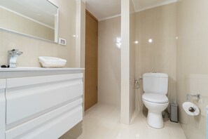 Duplex Deluxe - 2 sovrum | Badrum | Djupt badkar, regndusch, gratis toalettartiklar och hårtork