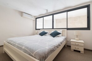 Duplex Deluxe - 2 sovrum | 2 sovrum, skrivbord, strykjärn/strykbräda och resesäng