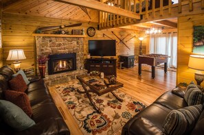 Televisio, takka, DVD-soitin, pöytäjalkapallopöytä