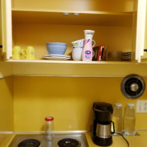 Fridge, microwave, oven, stovetop - Country Farm Condo w/kitchen, near 7 Feathers Casino on OR Hwy 5; Dog friendly (Riddle)